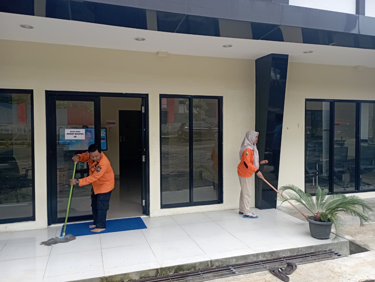 BPBD Lampung Selatan Gelar Gotong Royong Perawatan Lingkungan dan Fasilitas Kantor